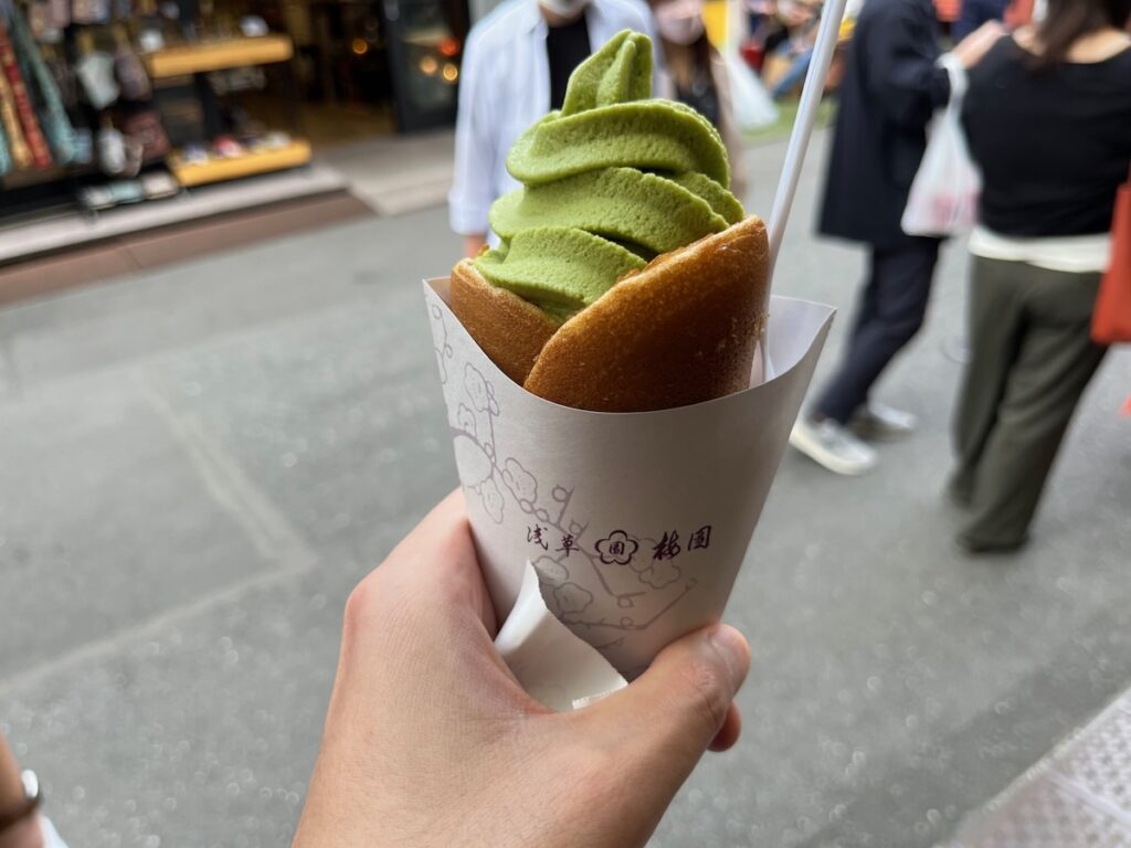 浅草梅園のどらソフト（抹茶）