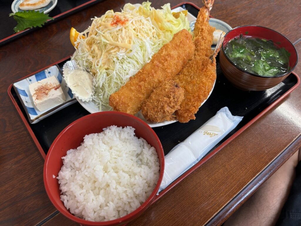 漁師の海鮮丼のミックスフライA定食（エビ・カキ・イカ・アジ）