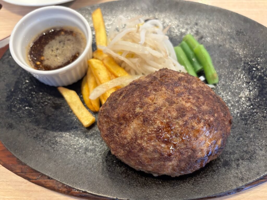 焼肉バルROCKYSの国産牛手ごねバンバーグランチ（200g）