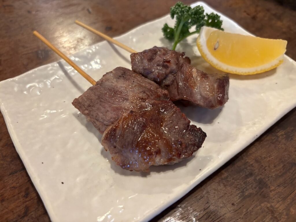 甲州ほうとう小作甲府駅前店の甲州ワインビーフの牛カルビ串